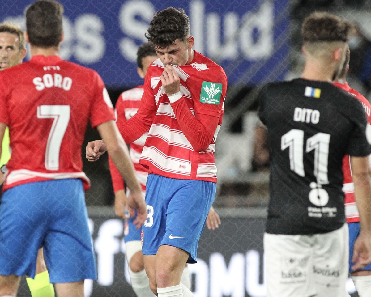 Butzke celebra su primer gol con el Granada besándose el escudo (PEPE VILLOSLADA / GCF)