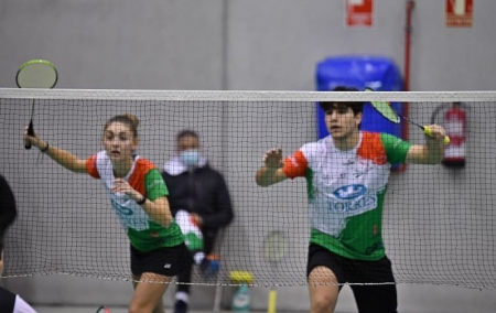 Rubén García durante el dobles mixto (CLUB BÁDMINTON GRANADA)
