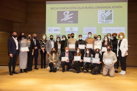 Foto de familia de los becados (FUNDACIÓN CAJA RURAL)