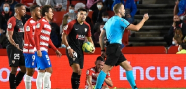 Alberola Rojas, durante el Granada - Sevilla de esta temporada en el `Nuevo Los Cármenes` (JOSÉ M. BALDOMERO)