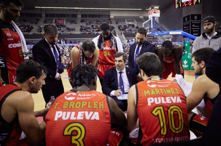 Pablo Pin durante un tiempo muerto (FERMÍN RODRÍGUEZ / FUNDACIÓN CB GRANADA)