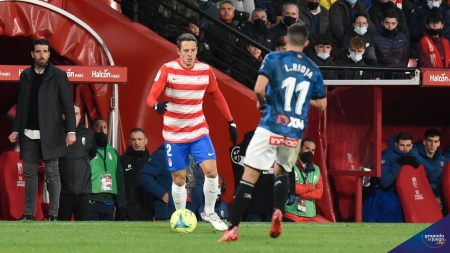 Arias marcó el gol del triunfo del Granada ante el Alavés (JOSÉ M. BALDOMERO)