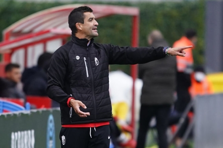 Rubén Torrecilla da instrucciones durante un partido (CANTERA NAZARÍ) 