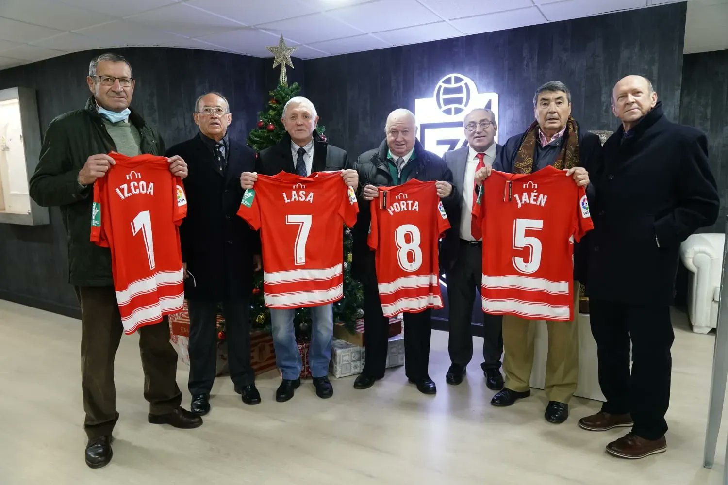 Izcoa, Lasa, Porta y Jaén posan en el antepalco del `Nuevo Los Cármenes` con sus camisetas rojiblancas (GCF)