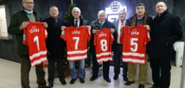 Izcoa, Lasa, Porta y Jaén posan en el antepalco del `Nuevo Los Cármenes` con sus camisetas rojiblancas (GCF)