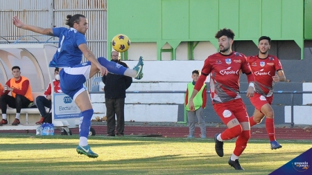Alberto Sánchez, que marcó el gol del triunfo del Maracena ante Loja, durante un lance en el derbi (JOSÉ M. BALDOMERO)