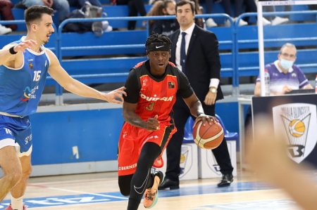 Thomas Bropleh avanza a canasta (MELILLA BALONCESTO) 