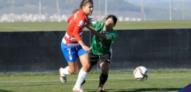 Laura Pérez, que dio la victoria al Granada en el último minuto, durante un lance del partido ante el Cacereño (JOSÉ M. BALDOMERO)