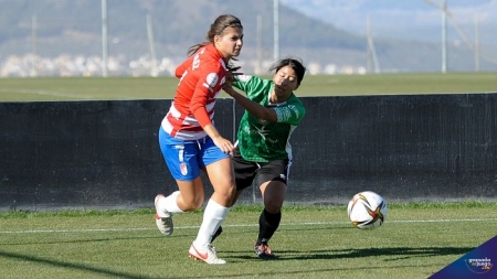 Laura Pérez, que dio la victoria al Granada en el último minuto, durante un lance del partido ante el Cacereño (JOSÉ M. BALDOMERO)
