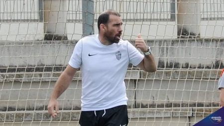 El entrenador del Atarfe Industrial, Jesús Sierra (JOSÉ M. BALDOMERO) 