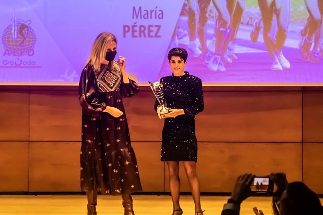 Mar�a P�rez con su premio de mejor deportista femenina (JOS� VELASCO) 