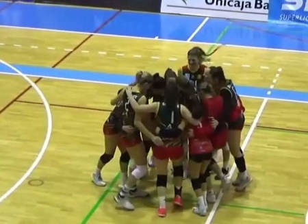 Las jugadoras atarfeñas celebran el triunfo en pista almeriense (CDU ATARFE) 
