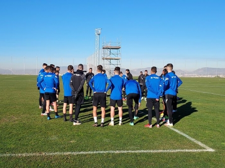 Corrillo del Granada al inicio del entrenamiento de este martes en la Ciudad Deportiva (FRAN CALVO)