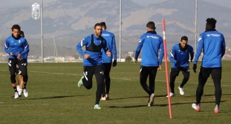 Víctor Díaz, en primer plano, y Montoro, en la parte derecha de la imagen, durante el entrenamiento de este jueves (GCF TV)