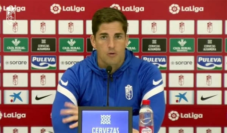 Robert Moreno, entrenador del Granada CF, en un momento de la rueda de prensa (GCF)