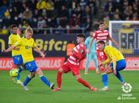Carlos Neva, durante un lance del encuentro en el `Nuevo Mirandilla` (LALIGA)