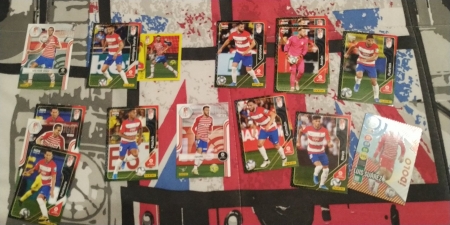 Los cromos cuyos dueños buscan el granadinismo y el cadismo para hacerles llegar firmados por los futbolistas del Granada (TWITTER @JuanjoVera)