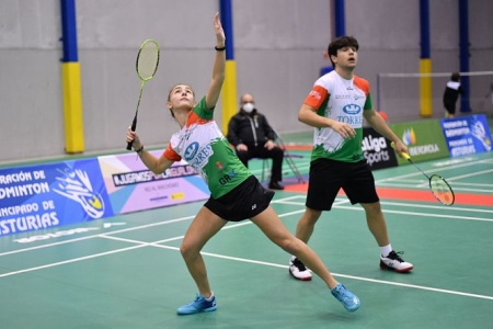 Rubén García y María de la O durante un partido (CLUB BÁDMINTON GRANADA) 