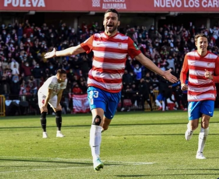 Jorge Molina celebra el segundo de sus tres goles ante el Mallorca (JOSÉ M. BALDOMERO)
