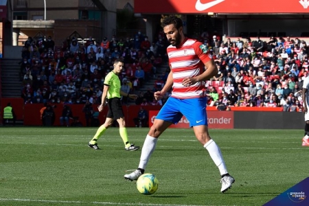 Germán Sánchez, en una acción del Granada - Mallorca en el `Nuevo Los Cármenes` (JOSÉ M. BALDOMERO)