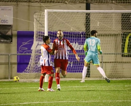 Sabaca celebra el gol del Arenas de Armilla (JOSÉ ANDRÉS FERNÁNDEZ) 
