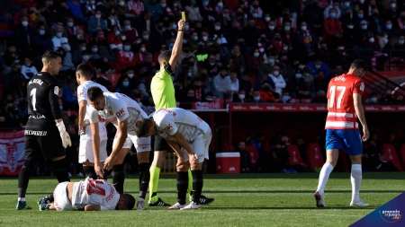 Muñiz Ruiz muestra la amarilla a Quini, que le costará sanción frente al Atlético (JOSÉ M. BALDOMERO)