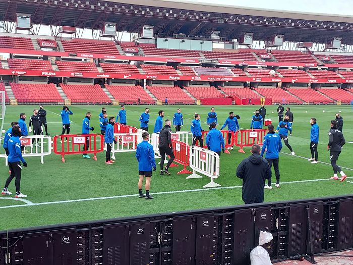 Imagen del fútbol tenis realizado por el Granada durante el entrenamiento de este martes (FRAN CALVO) Imagen del fútbol tenis realizado por el Granada durante el entrenamiento de este martes (FRAN CALVO)