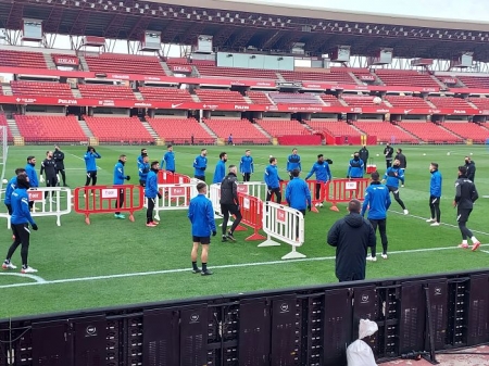 Imagen del fútbol tenis realizado por el Granada durante el entrenamiento de este martes (FRAN CALVO)