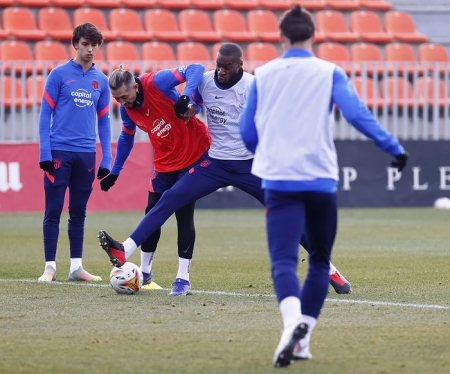 Imagen del último entrenamiento del Atleti antes de viajar a Granada (ATLÉTICO DE MADRID)