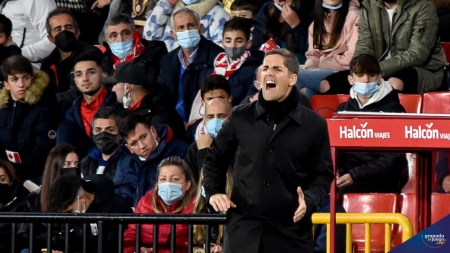 Robert Moreno da instrucciones a sus jugadores durante el Granada - Atlético de Madrid (JOSÉ M. BALDOMERO)