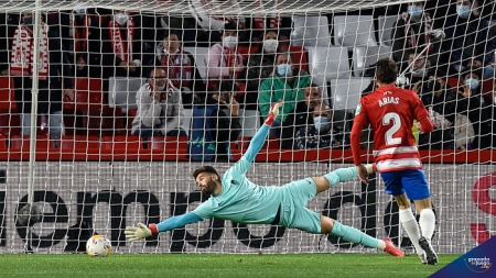Luís Maximiano completó una gran actuación contra el Atlético de Madrid (JOSÉ M. BALDOMERO)