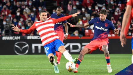 Jorge Molina pugna un balón con Rodrigo De Paul durante el Granada - Atlético de Madrid (JOSÉ M. BALDOMERO)