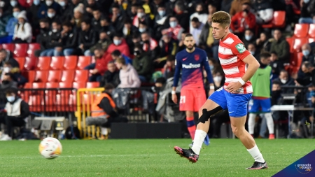 Isma Ruiz, que cuajó una muy buena actuación contra el Atlético, durante un lance del partido (JOSÉ M. BALDOMERO)