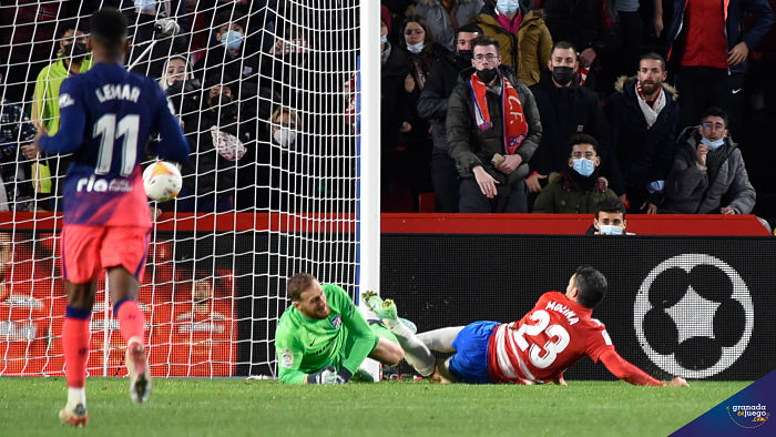 Momento en el que Jorge Molina marcó el segundo gol del Granada contra el Atleti (JOSÉ M. BALDOMERO) Momento en el que Jorge Molina marcó el segundo gol del Granada contra el Atleti (JOSÉ M. BALDOMERO)