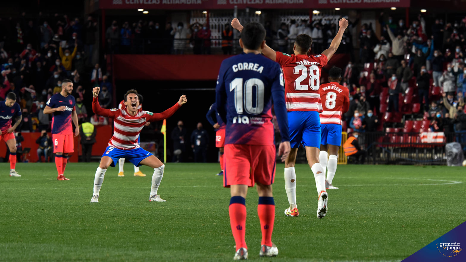 Milla y Torrente, ante la mirada de Correa, festejan el triunfo ante el Atlético de Madrid la término del encuentro (JOSÉ M. BALDOMERO) Milla y Torrente, ante la mirada de Correa, festejan el triunfo ante el Atlético de Madrid la término del encuentro (JOSÉ M. BALDOMERO)