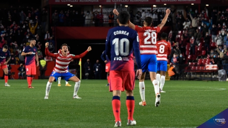 Milla y Torrente, ante la mirada de Correa, festejan el triunfo ante el Atlético de Madrid la término del encuentro (JOSÉ M. BALDOMERO)