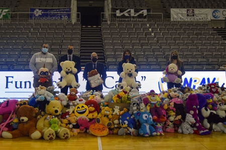 Imagen de los peluches entregados (FUNDACIÓN CB GRANADA) 