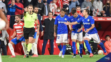 Cordero Vega, durante el Granada - Getafe de esta temporada (JOSÉ M. BALDOMERO)
