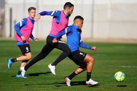 Imagen de un entrenamiento reciente del Granada (PEPE VILLOSLADA / GCF)