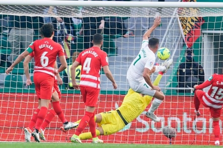 Imagen de la falta de Guido Carrillo sobre Luís Maximiano en el momento de anotar el gol que, posteriormente, fue anulado (PEPE VILLOSLADA / GCF)