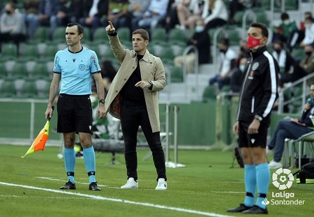 Robert Moreno, durante el partido en el `Martínez Valero` (LALIGA)