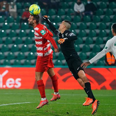 Víctor Díaz, en una pugna con Édgar Badía durante el partido en el `Martínez Valero` (PEPE VILLOSLADA / GCF) Víctor Díaz, en una pugna con Édgar Badía durante el partido en el `Martínez Valero` (PEPE VILLOSLADA / GCF)