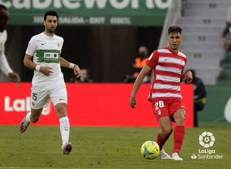 Raúl Torrente, durante un lance del partido en el `Martínez Valero` (PEPE VILLOSLADA / GCF)