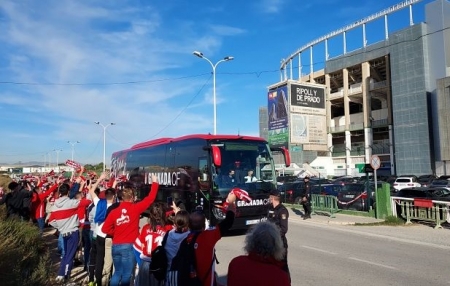 Momento de la llegada del autobús del Granada al `Martínez Valero`, recibido por decenas de aficionados rojiblancos (FRAN CALVO)
