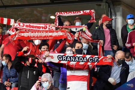 Todos los abonados del Granada podrán acceder a los partidos contra Barça y Osasuna (JOSÉ M. BALDOMERO)