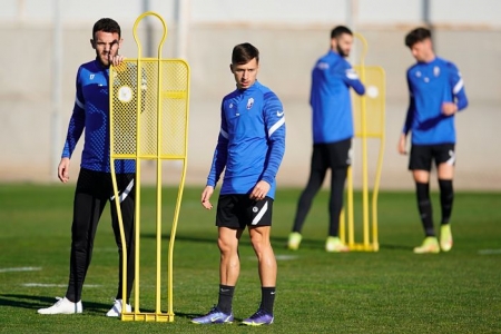 Imagen del entrenamiento del Granada este martes en la Ciudad Deportiva (PEPE VILLOSLADA / GCF)