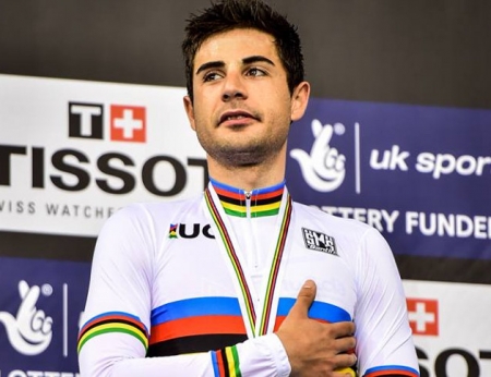 Sebastián Mora con el maillot arcoiris (MANUELA FUNDACIÓN)