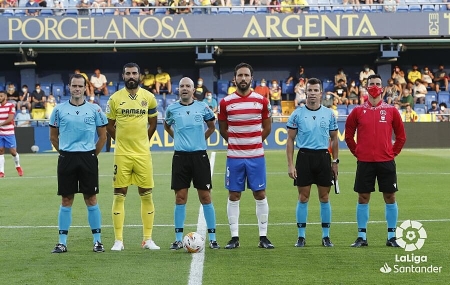 González Fuertes, en la foto con los capitanes del partido de la primera jornada entre el Villarreal y el Granada (LALIGA)