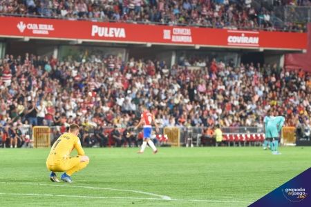 Ter Stegen, en primer plano, cabizbajo en la victoria del Granada sobre el Barcelona en 2019 (JOSÉ M. BALDOMERO)