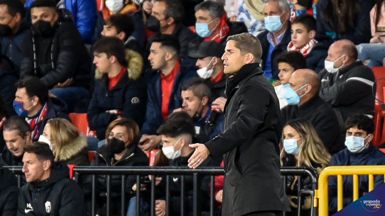 Robert Moreno, durante el último partido del Granada en el `Nuevo Los Cármenes` ante el Atlético de Madrid (JOSÉ M. BALDOMERO) Robert Moreno, durante el último partido del Granada en el `Nuevo Los Cármenes` ante el Atlético de Madrid (JOSÉ M. BALDOMERO)
